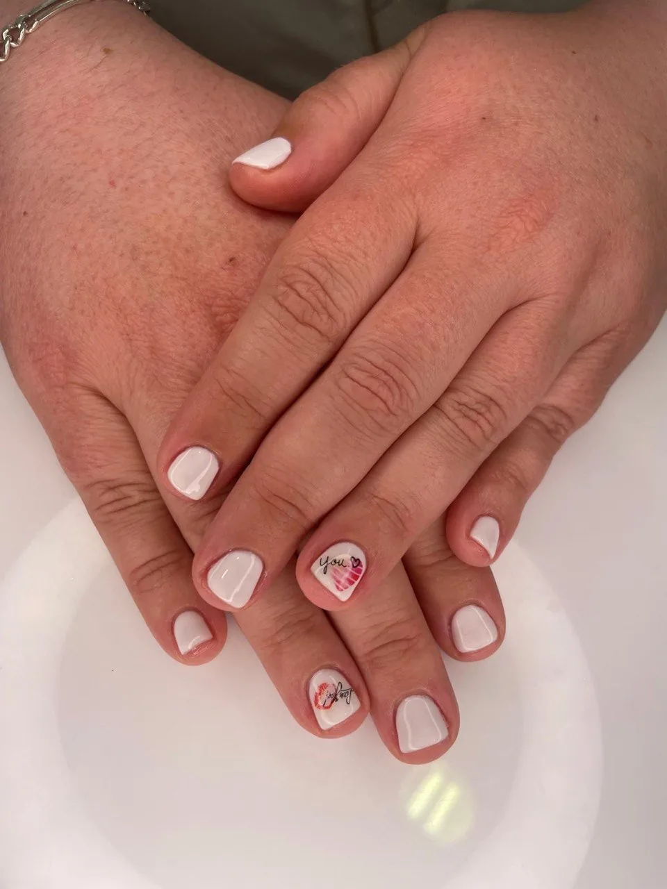 Uñas cortas blancas con detalle de corazón